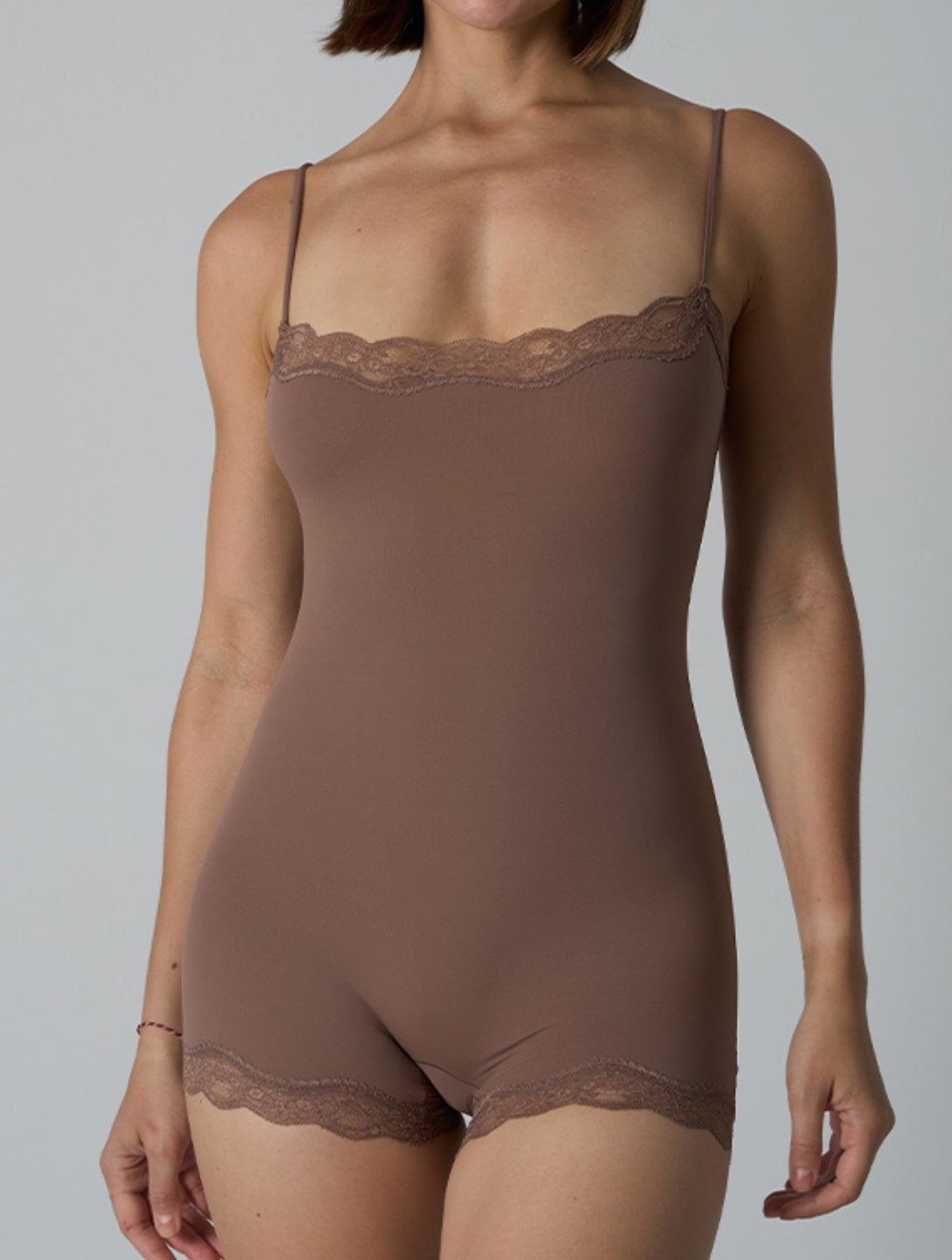 Sileä pitsinen haalari